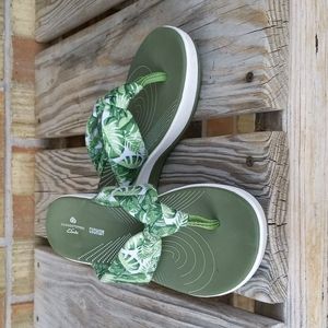 Clarks Cloudsteppers Flip Flops